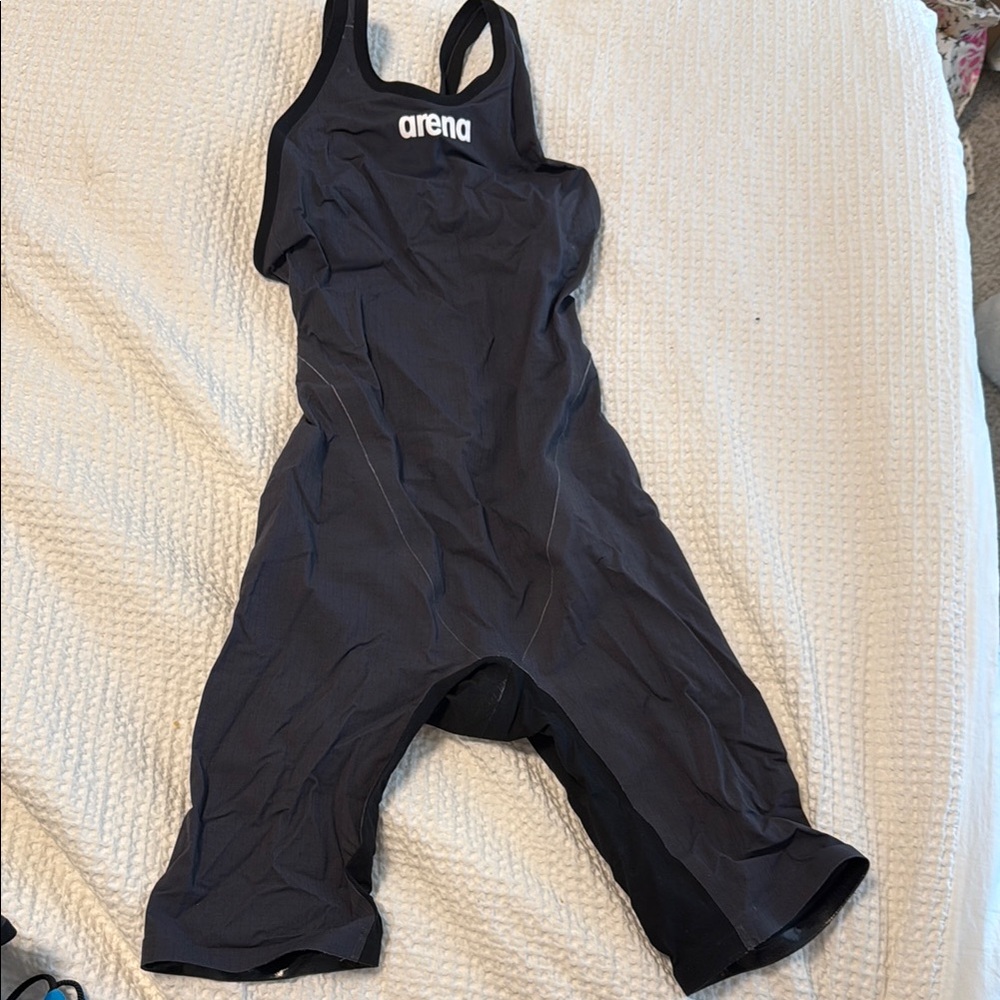 Arena open back kneeskin